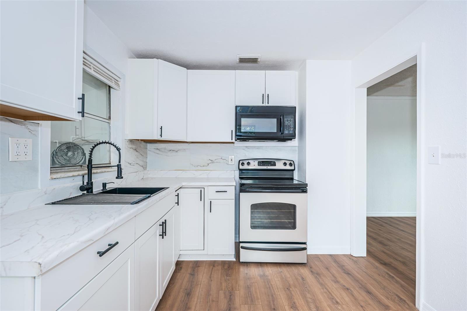 Listing photo id 3 for 601 Paris Avenue S