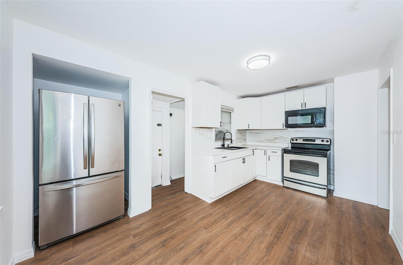 Listing photo id 4 for 601 Paris Avenue S