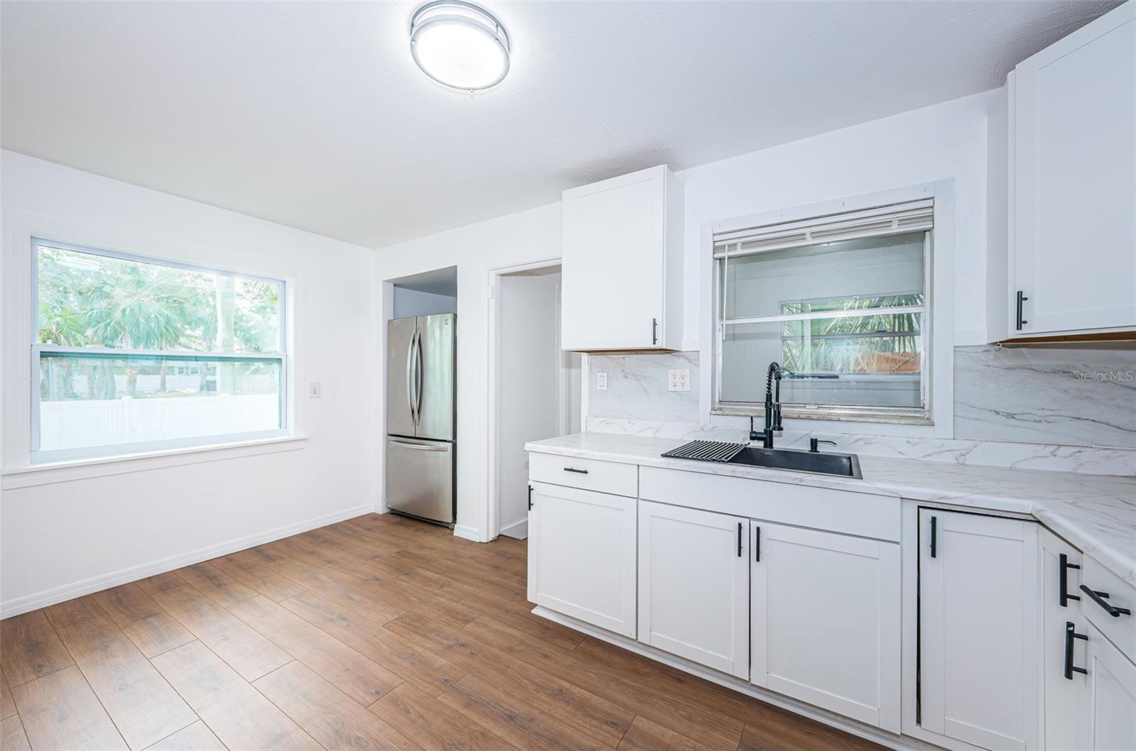 Listing photo id 5 for 601 Paris Avenue S