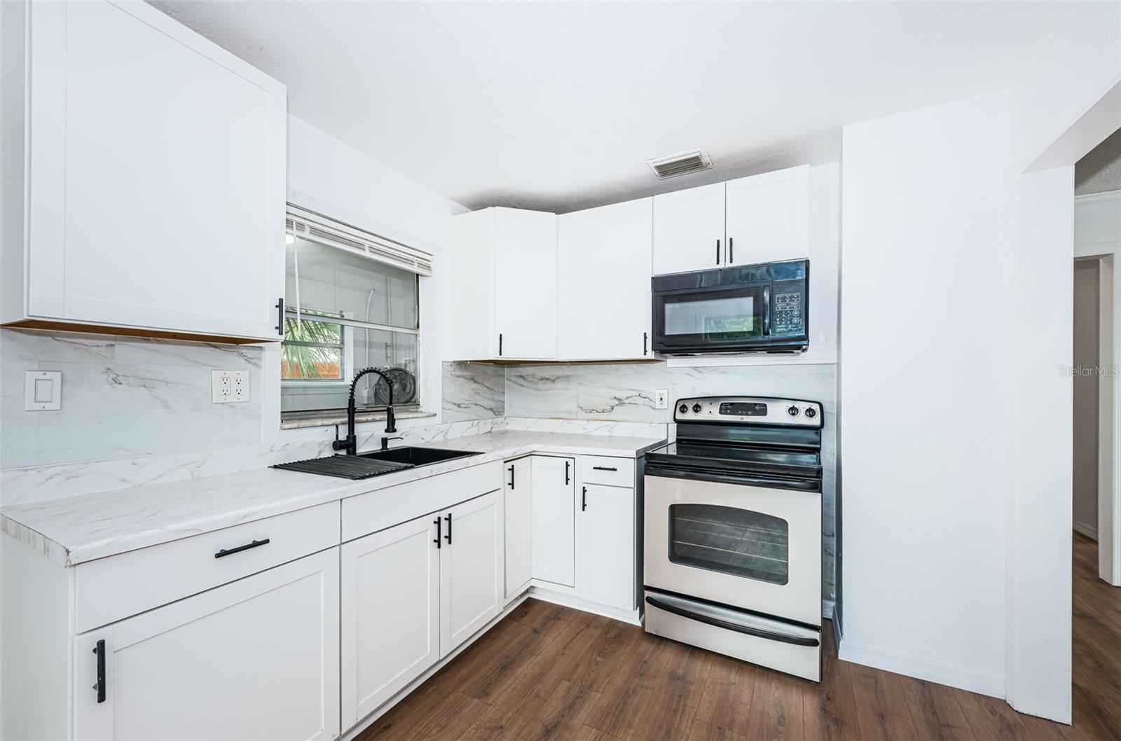 Listing photo id 6 for 601 Paris Avenue S