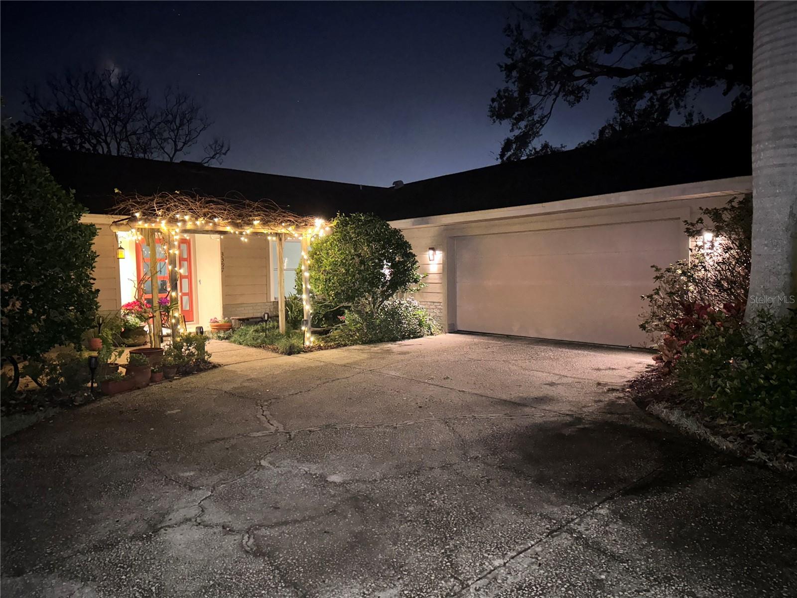 Listing photo id 1 for 3397 Hyde Park Drive