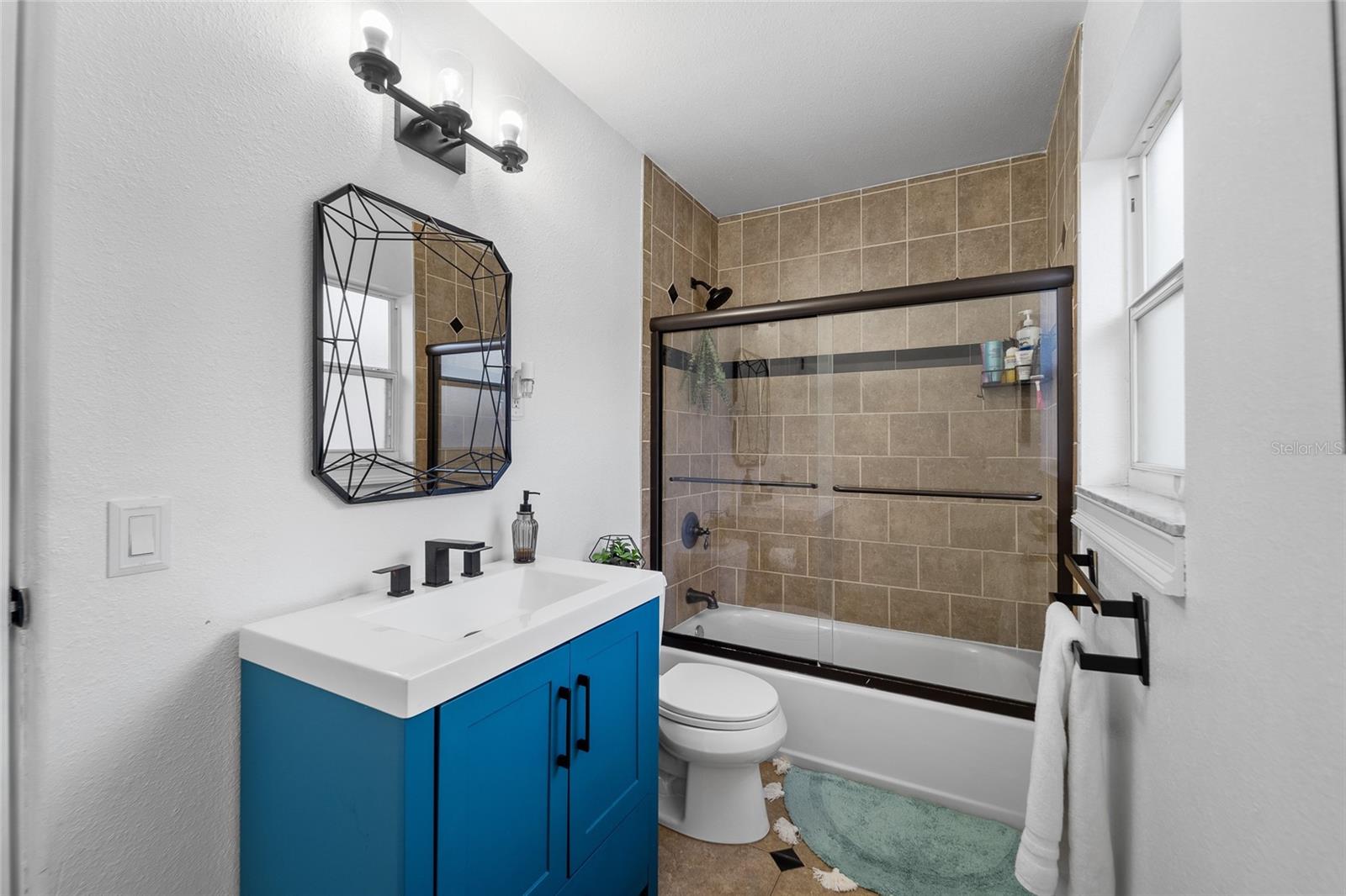 Listing photo id 13 for 4220 19th Street N