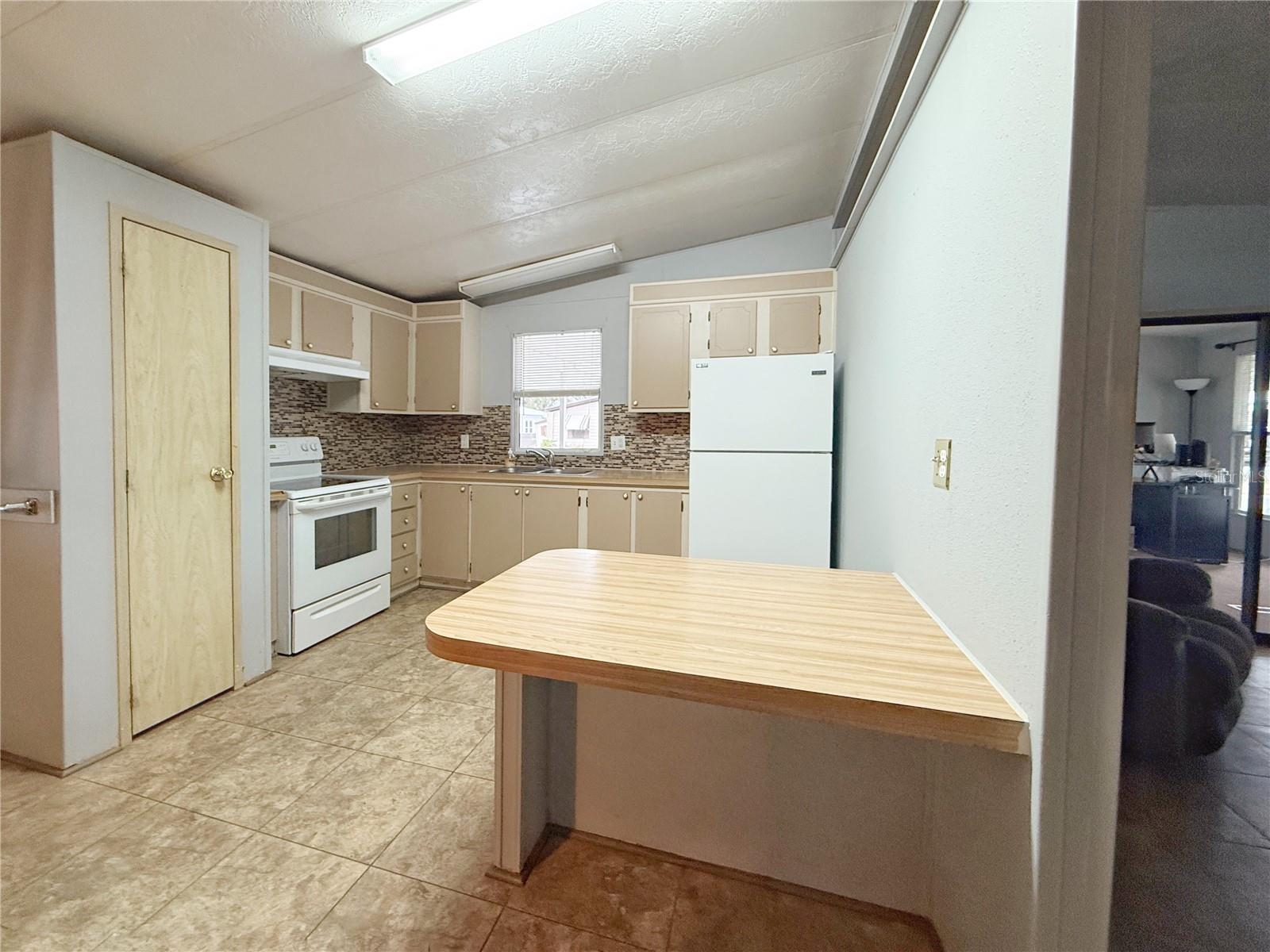 Image 4 of 29 For 225 Saint Thomas Circle