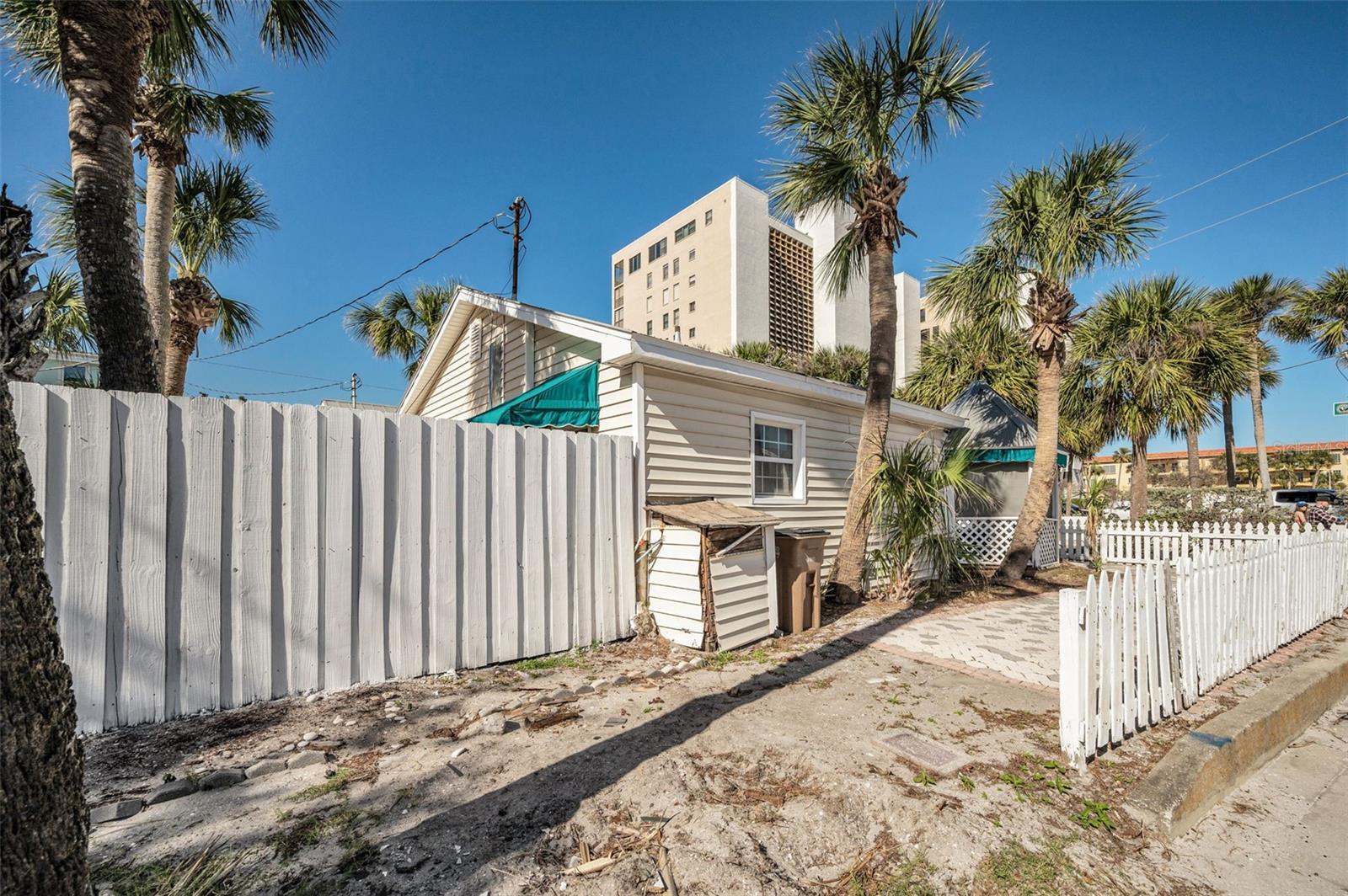 Image 8 of 41 For 822 Gulf Boulevard 4-6