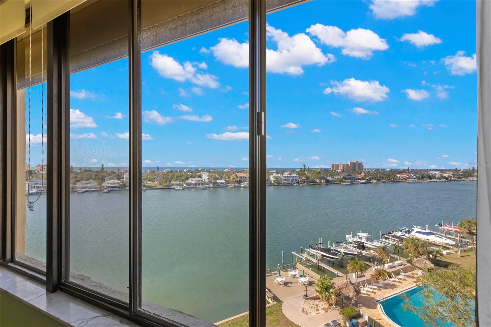 Listing photo id 5 for 700 Island Way 704