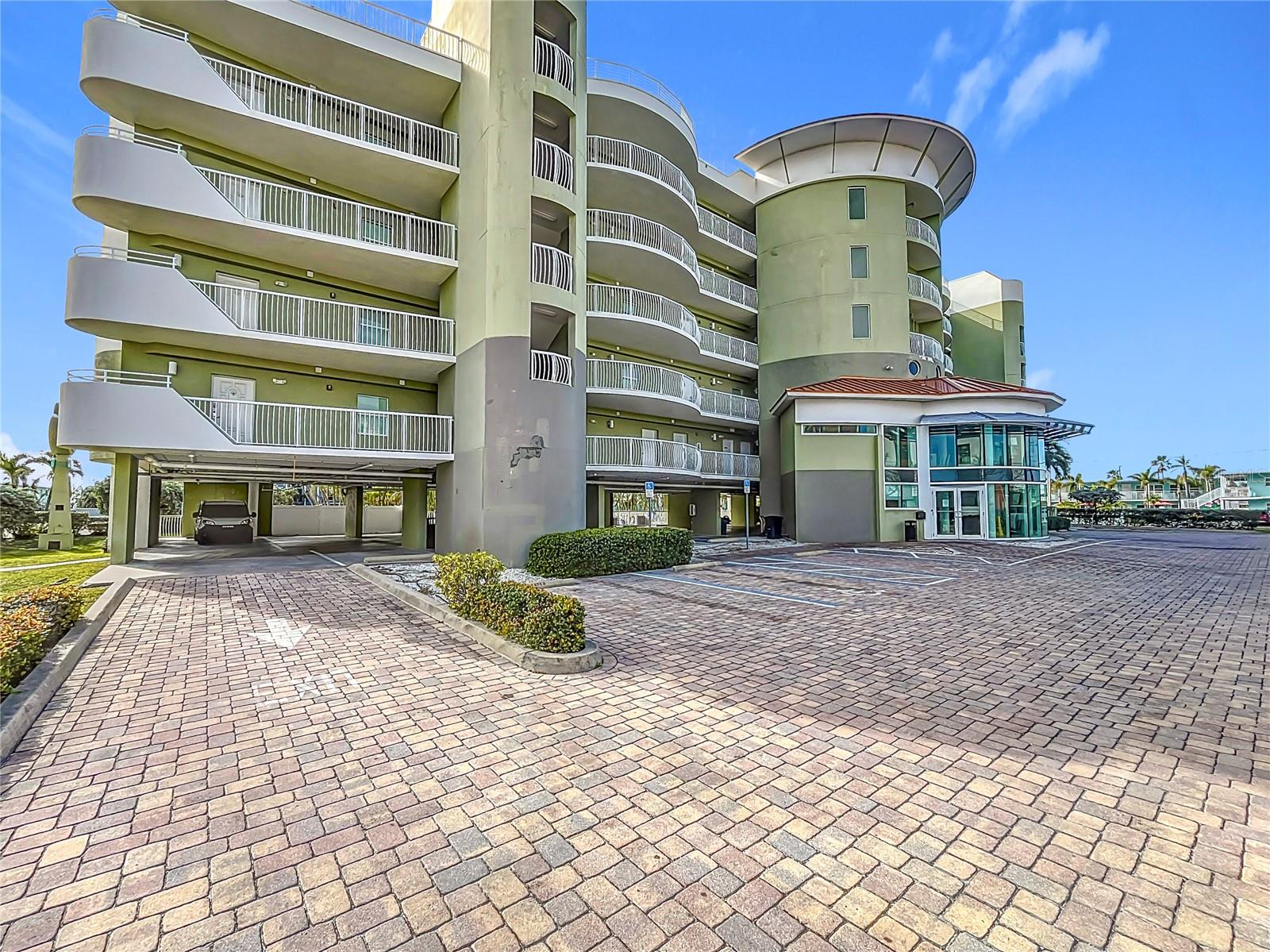 Image 11 of 88 For 11605 Gulf Boulevard 505