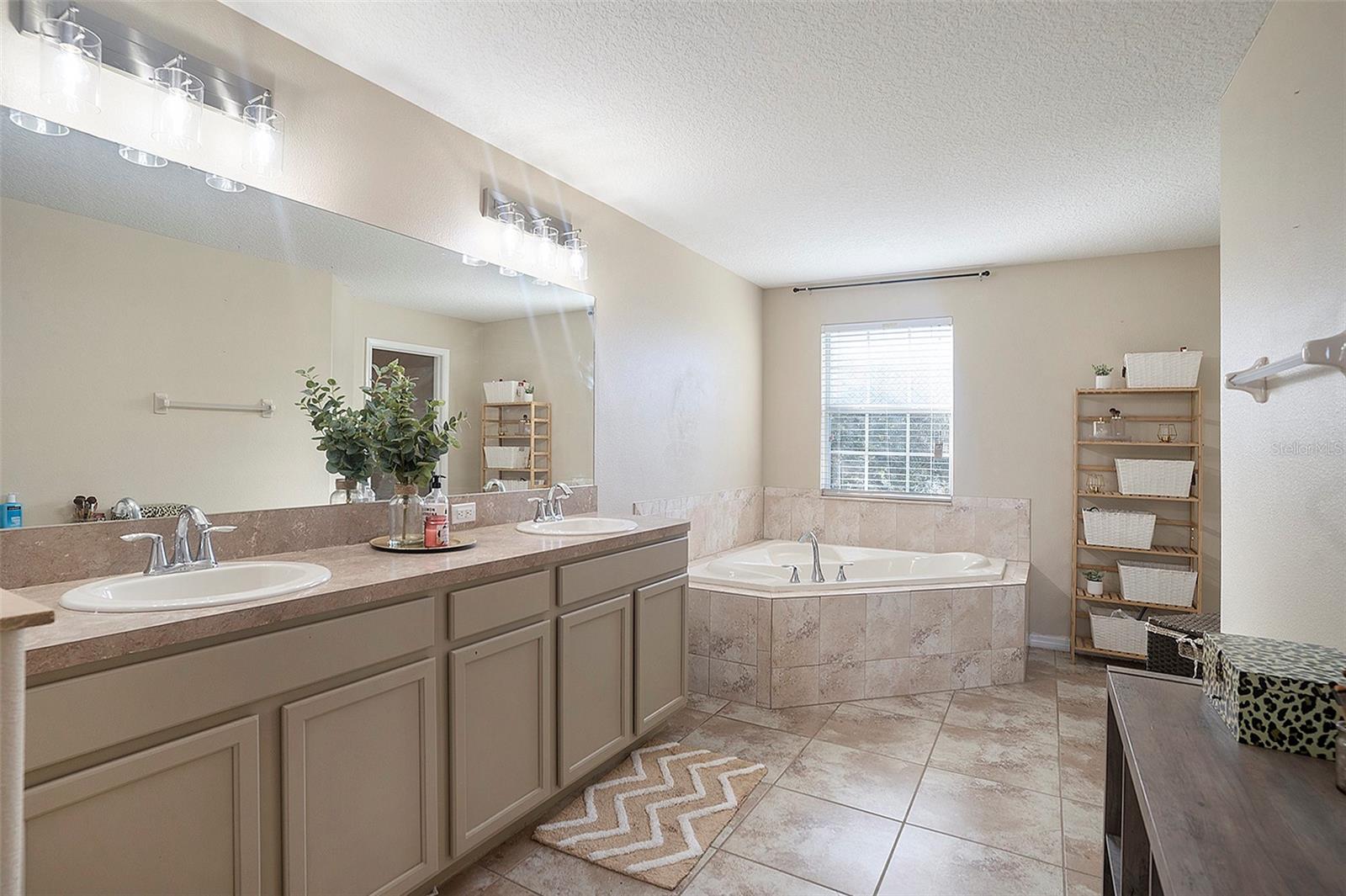 Listing photo id 20 for 10832 Carloway Hills Drive