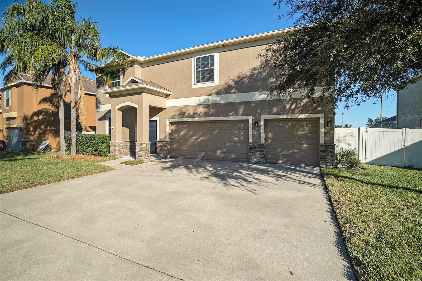 Listing photo id 2 for 10832 Carloway Hills Drive