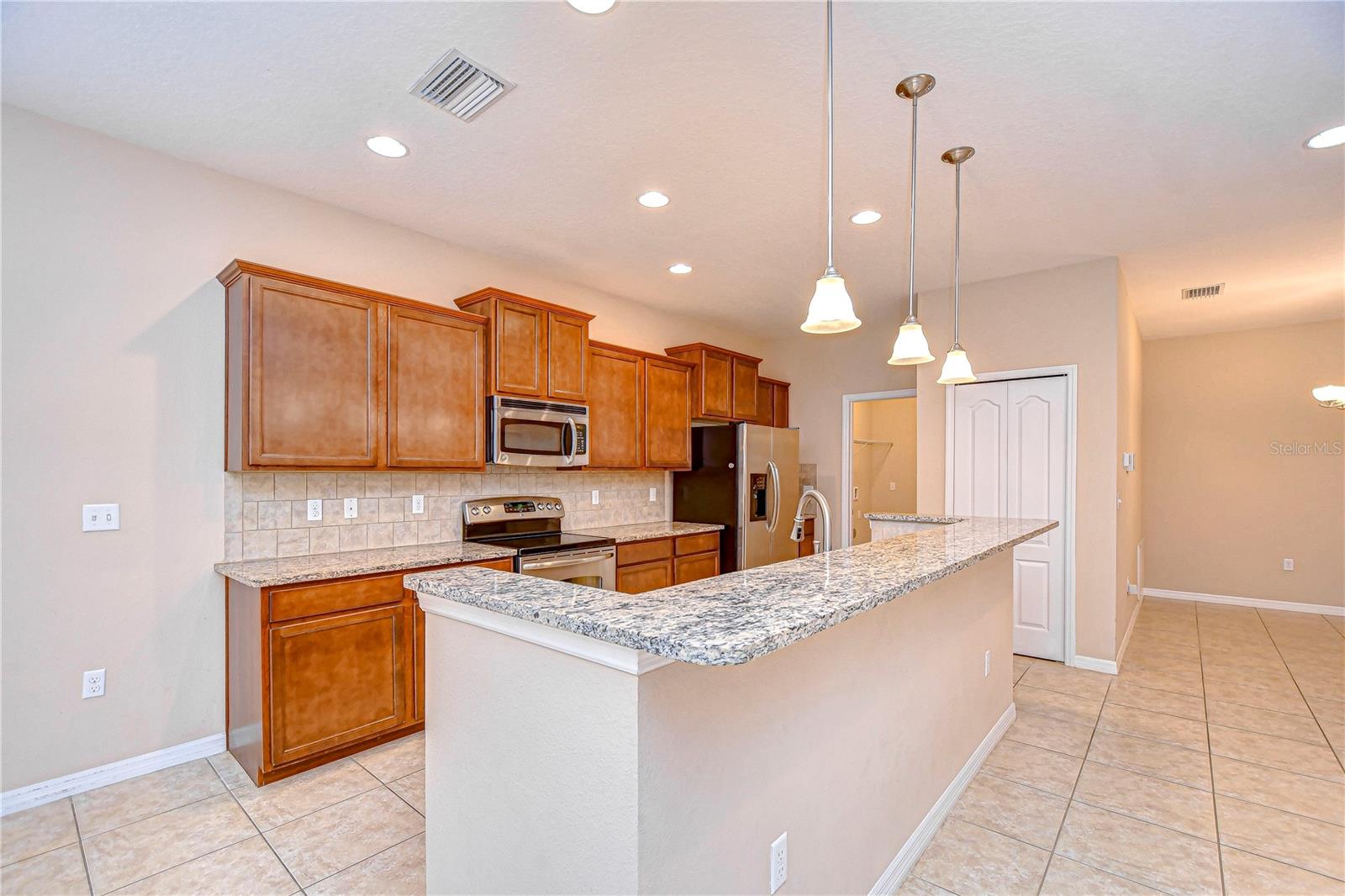 Listing photo id 8 for 2821 Holly Bluff Court