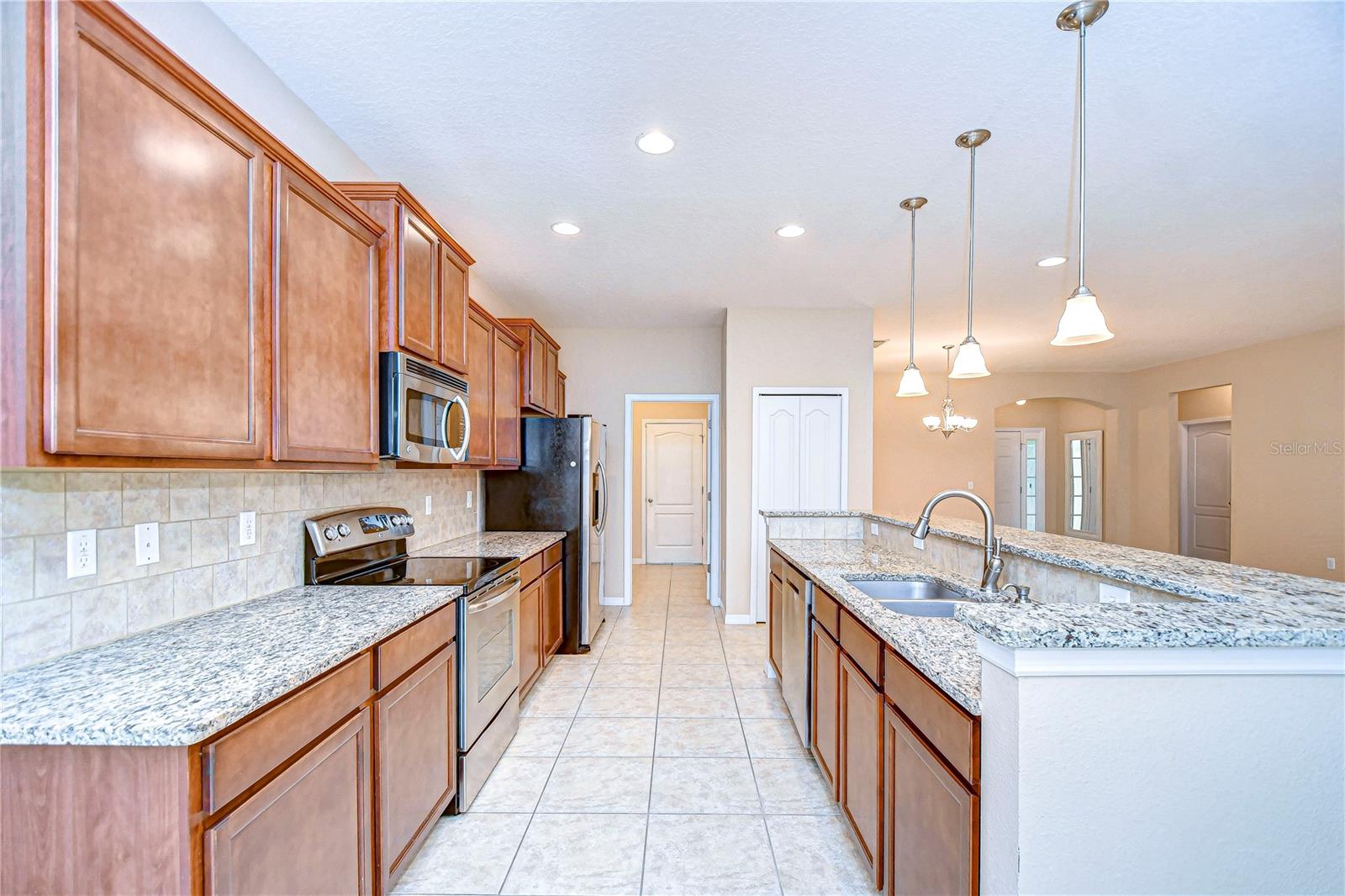 Listing photo id 9 for 2821 Holly Bluff Court