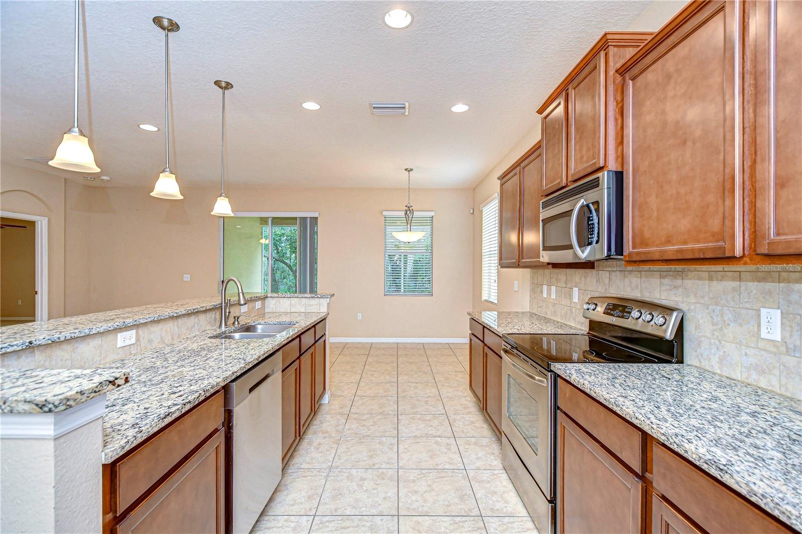 Listing photo id 10 for 2821 Holly Bluff Court