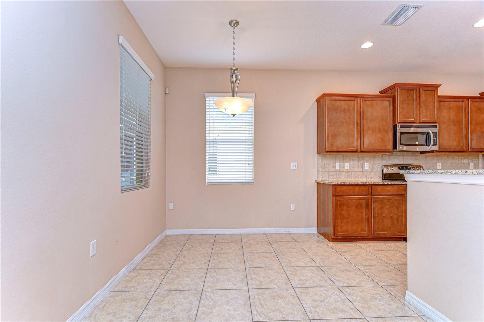 Listing photo id 11 for 2821 Holly Bluff Court