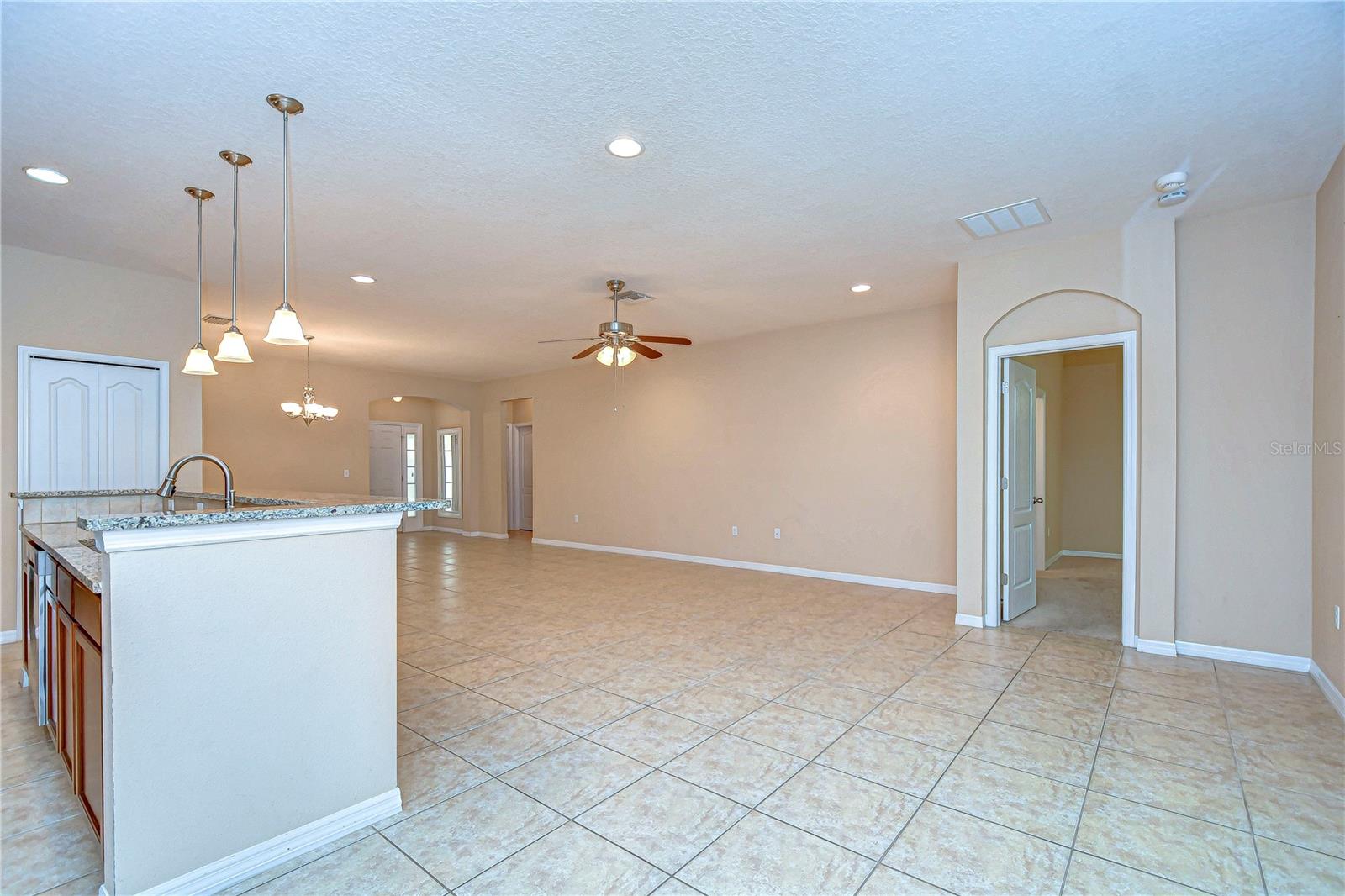 Listing photo id 12 for 2821 Holly Bluff Court