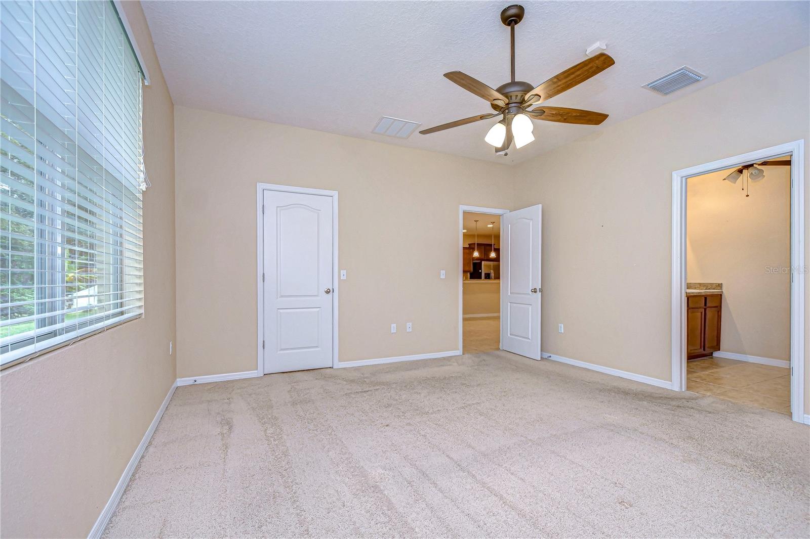 Listing photo id 14 for 2821 Holly Bluff Court