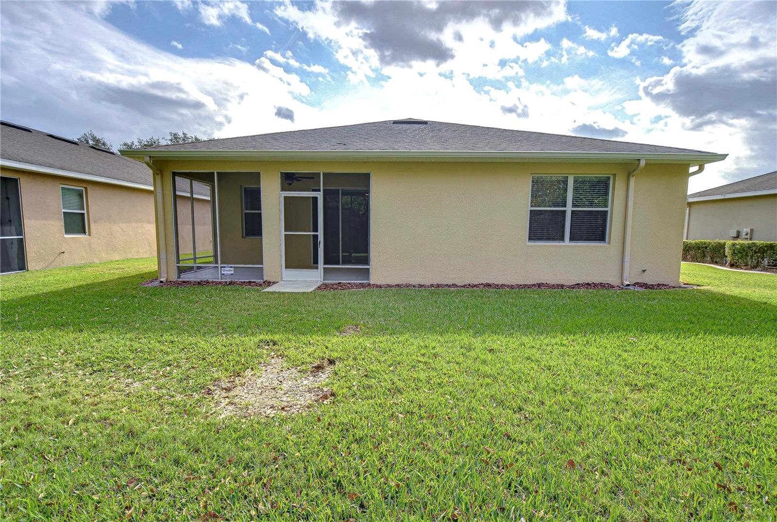 Listing photo id 1 for 2821 Holly Bluff Court