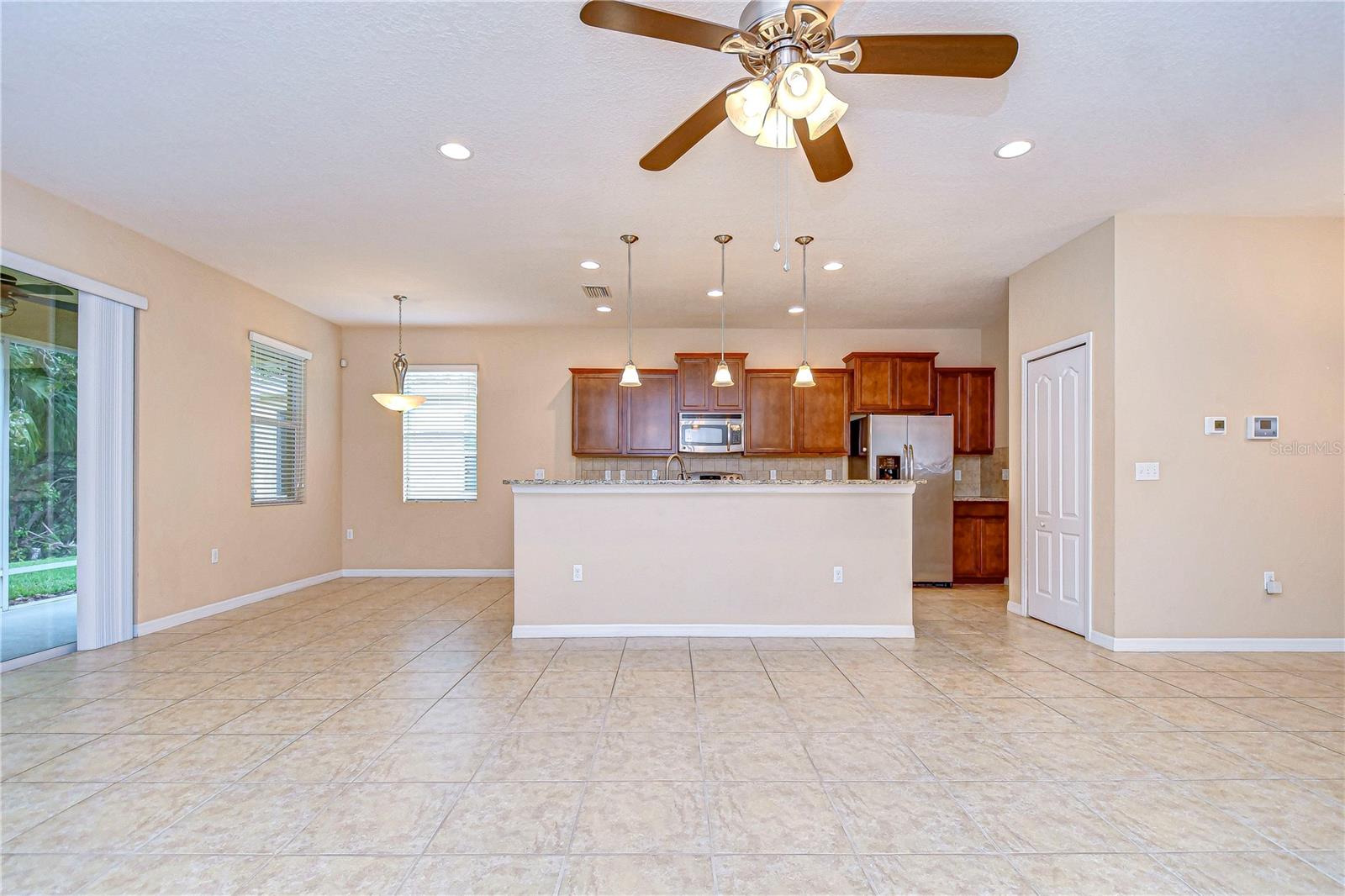 Listing photo id 7 for 2821 Holly Bluff Court