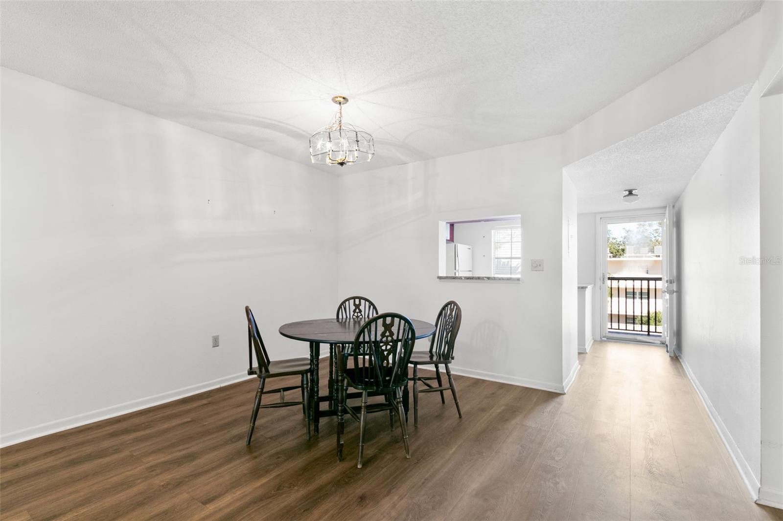 Listing photo id 8 for 831 Maple Court 303