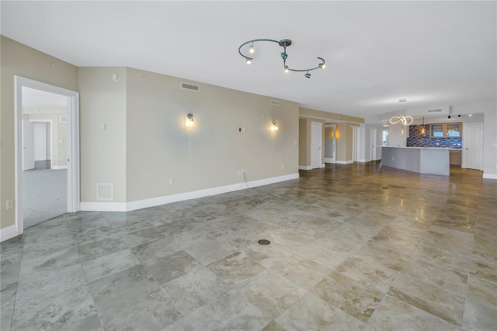 Listing photo id 13 for 1350 Gulf Boulevard 703, 704