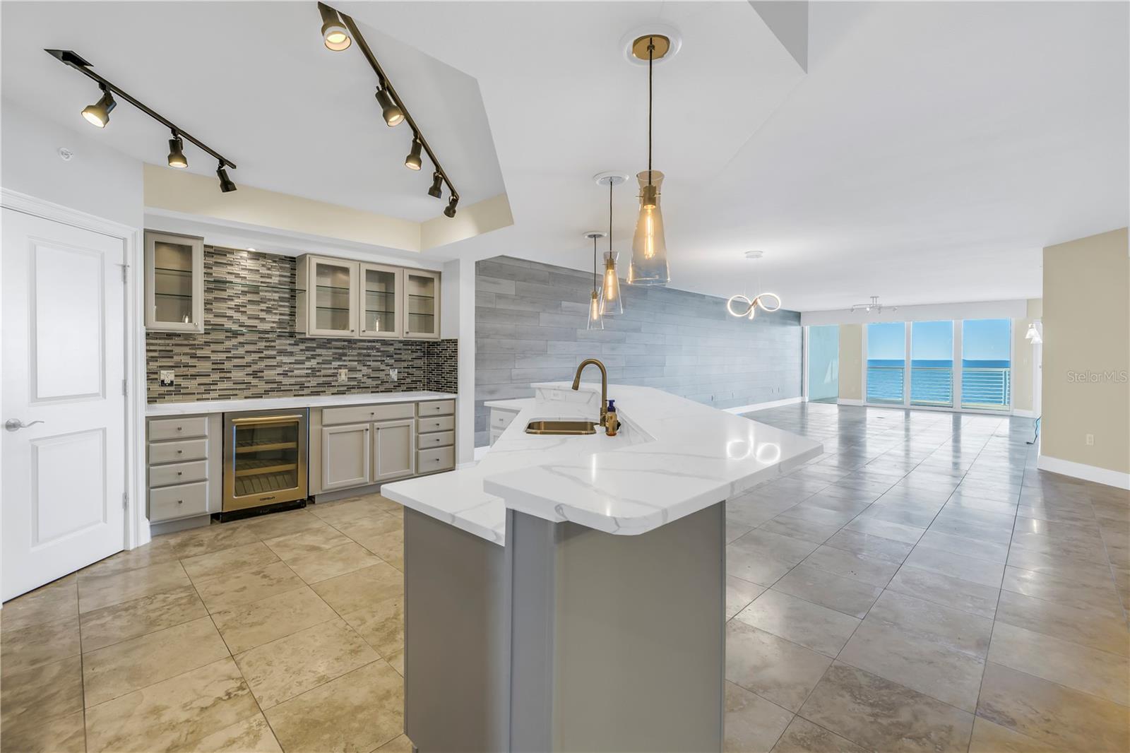 Listing photo id 19 for 1350 Gulf Boulevard 703, 704