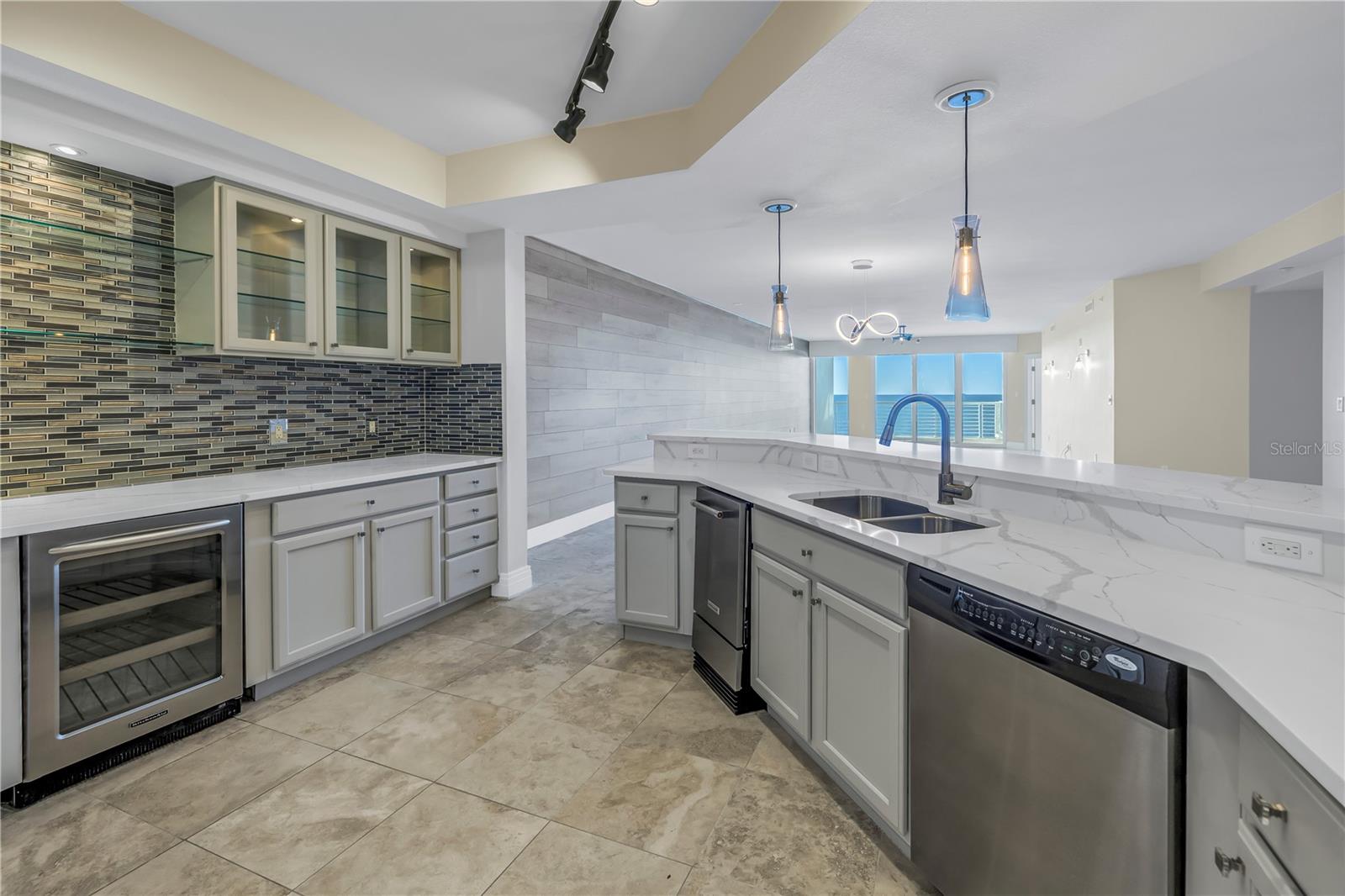 Listing photo id 20 for 1350 Gulf Boulevard 703, 704