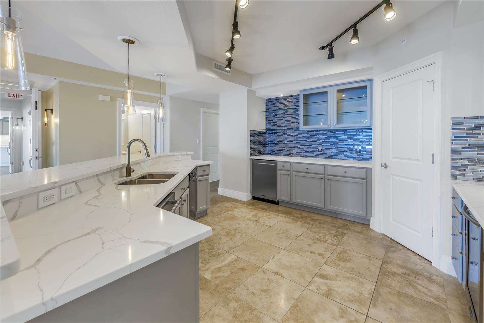 Listing photo id 21 for 1350 Gulf Boulevard 703, 704