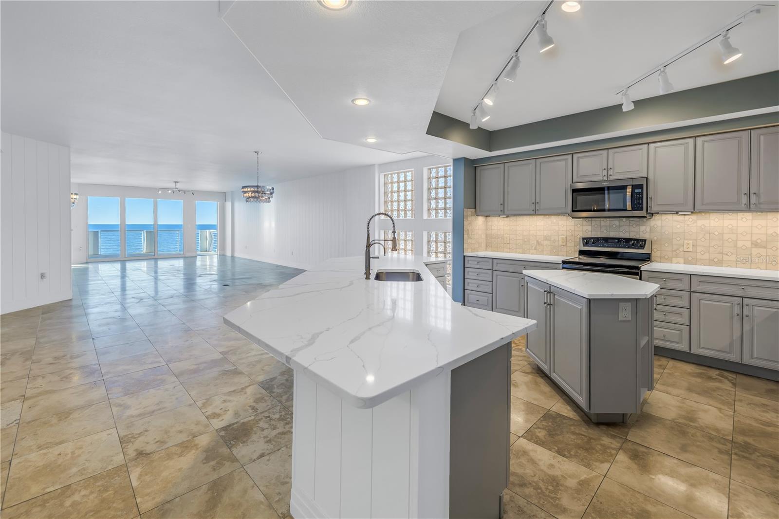 Listing photo id 61 for 1350 Gulf Boulevard 703, 704