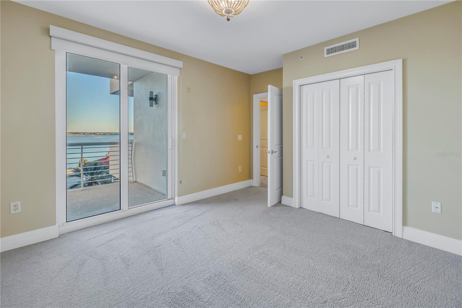 Listing photo id 64 for 1350 Gulf Boulevard 703, 704