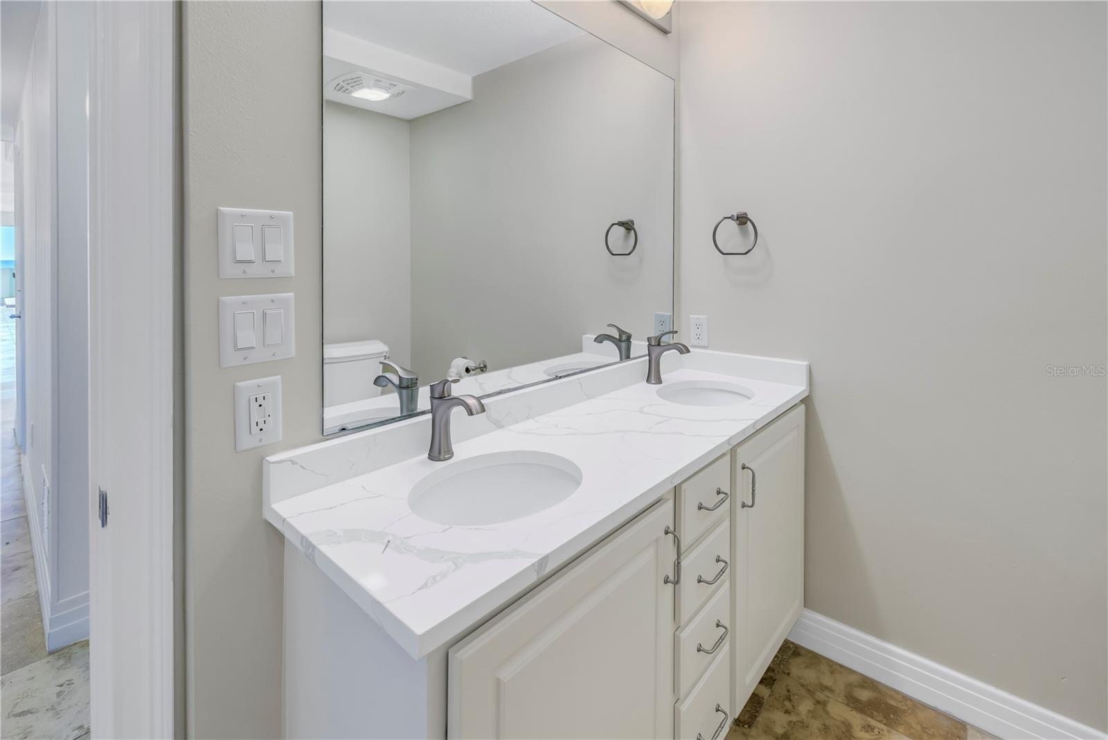 Listing photo id 67 for 1350 Gulf Boulevard 703, 704