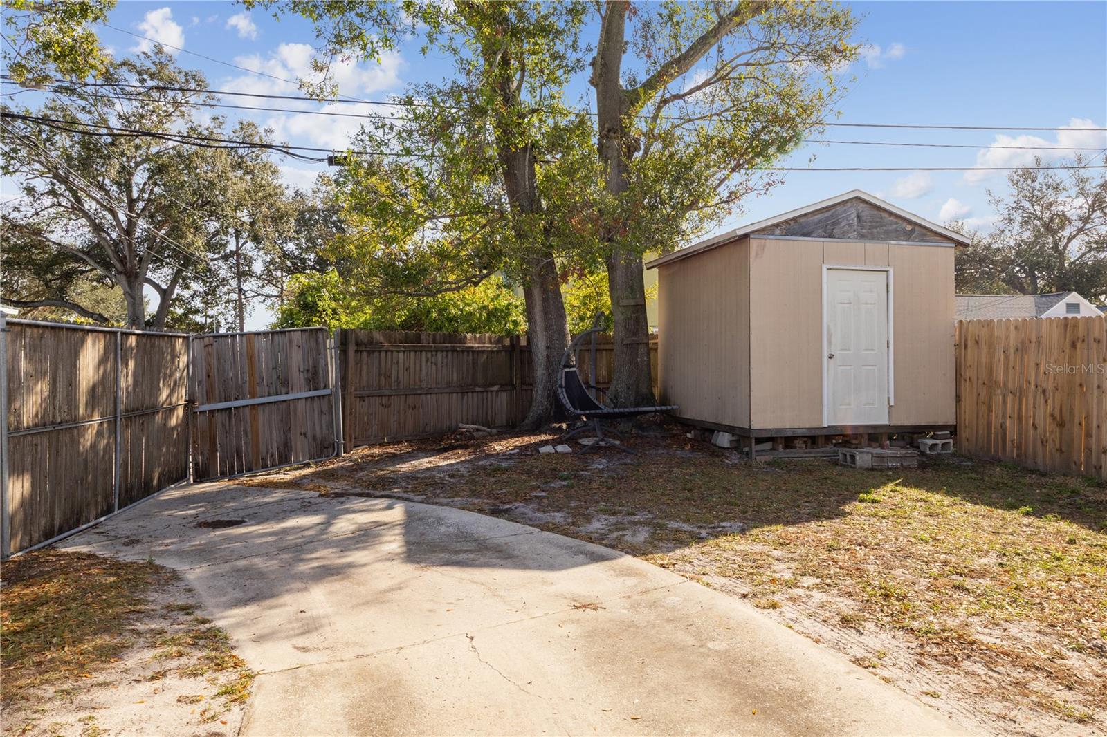 Listing photo id 23 for 3327 25th Street N