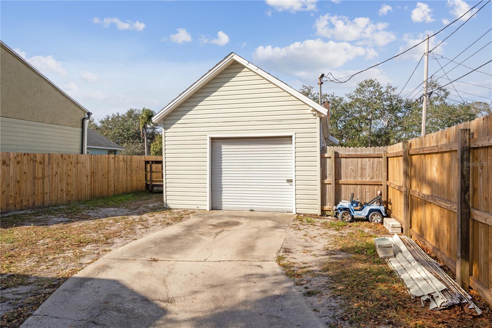 Listing photo id 25 for 3327 25th Street N