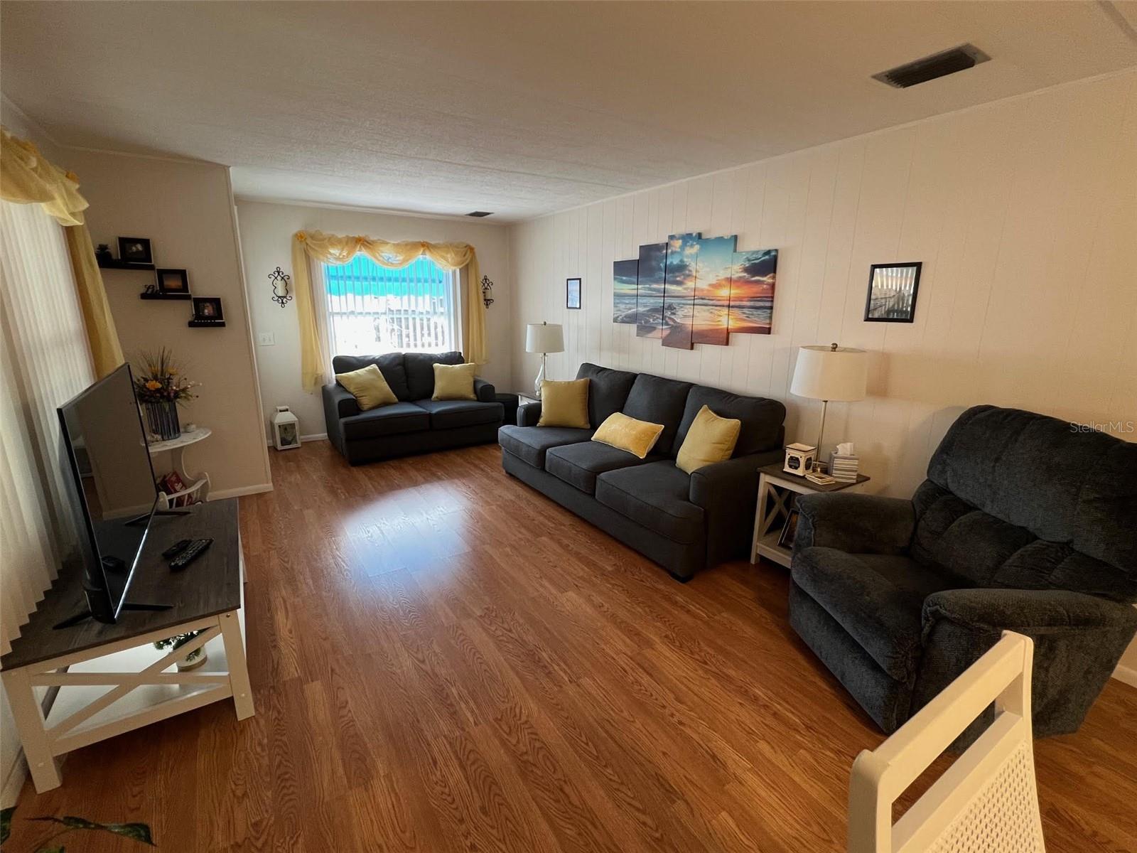 Image 15 of 30 For 622 Queen Palm Street