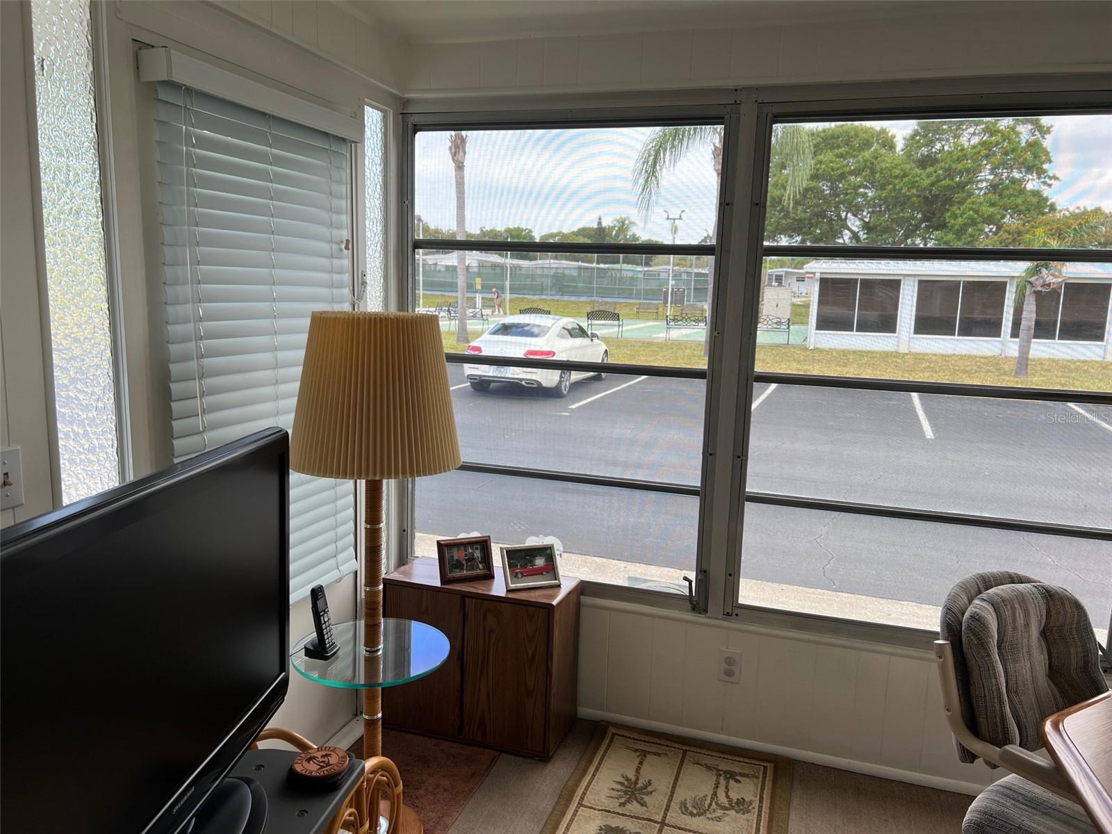 Image 4 of 34 For 610 Queen Palm Street