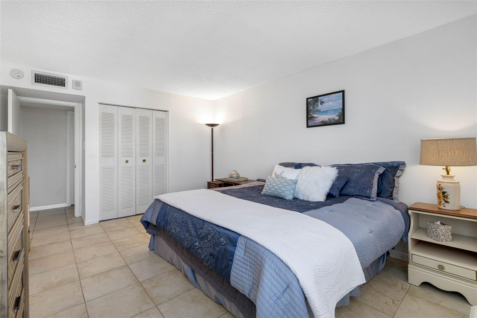 Listing photo id 14 for 660 Island Way 401