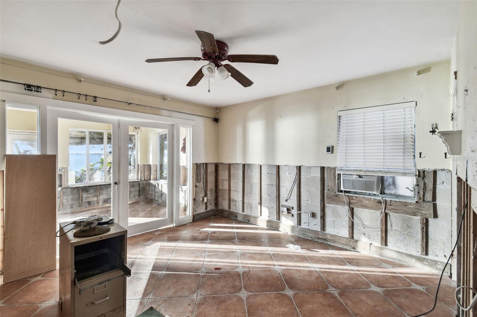 Listing photo id 23 for 1836 Venetian Point Drive