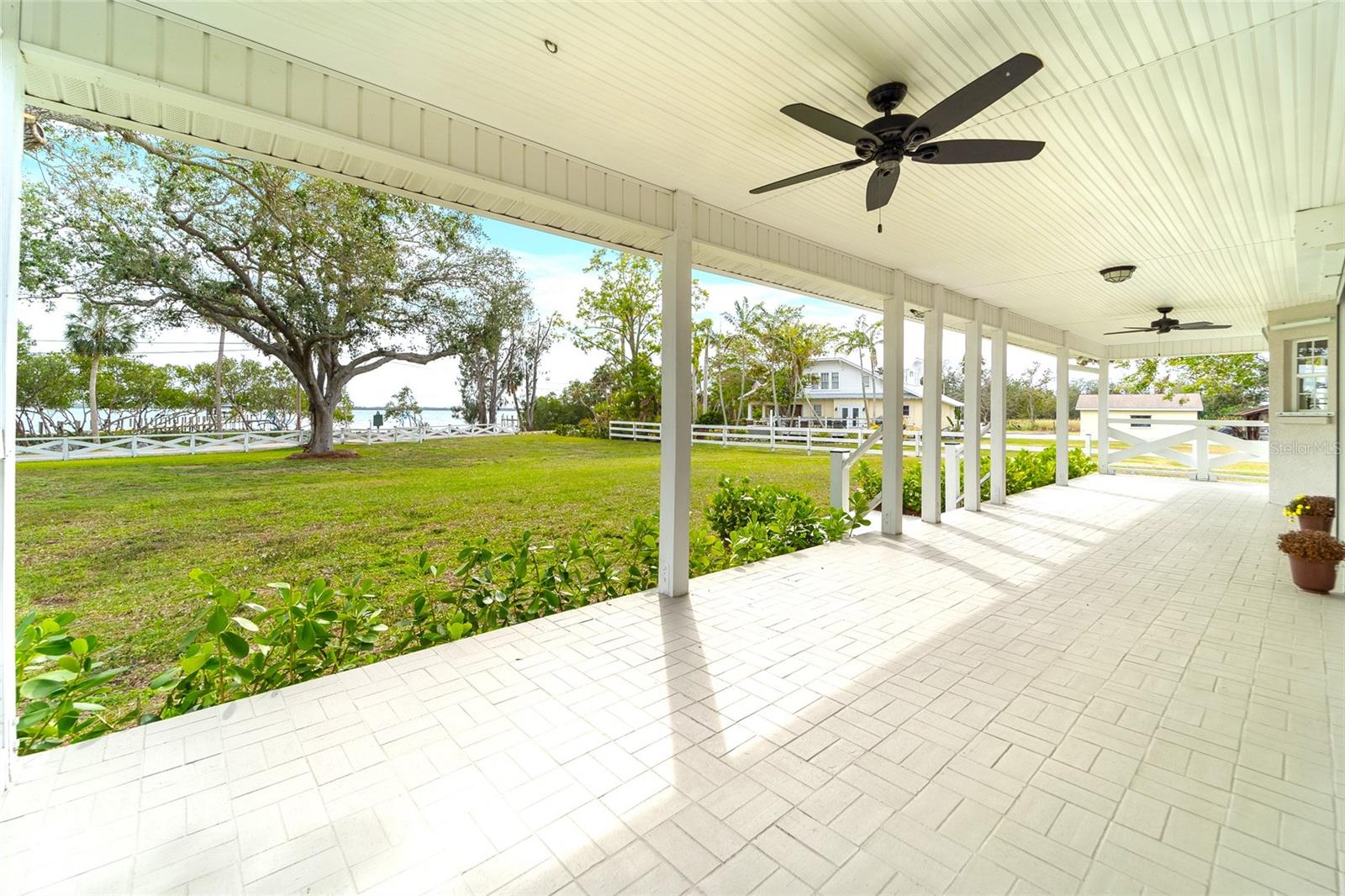 Listing photo id 14 for 724 Bayshore Drive