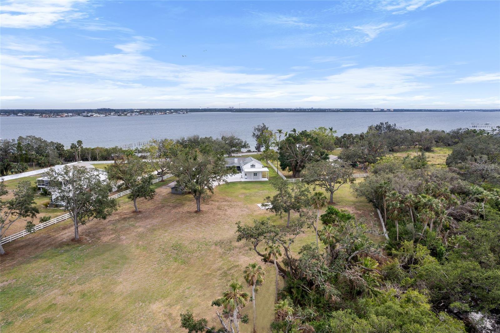 Listing photo id 20 for 724 Bayshore Drive