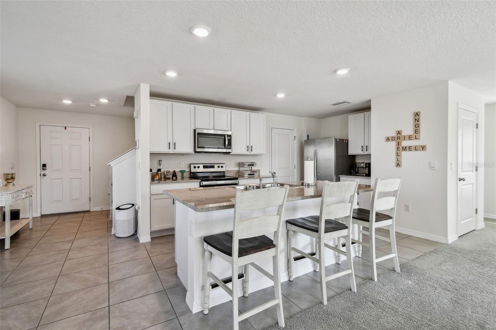 Listing photo id 11 for 38296 Sonnet Landing Avenue