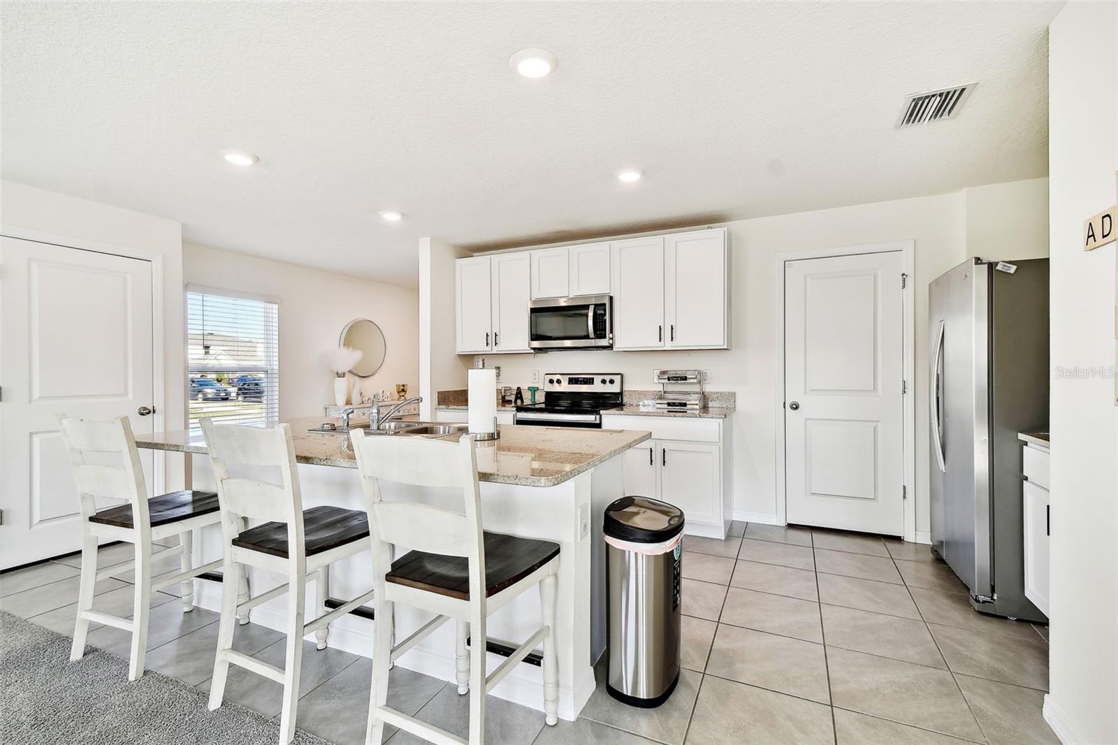 Listing photo id 13 for 38296 Sonnet Landing Avenue