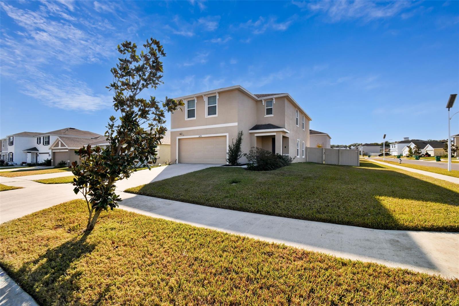 Listing photo id 2 for 38296 Sonnet Landing Avenue