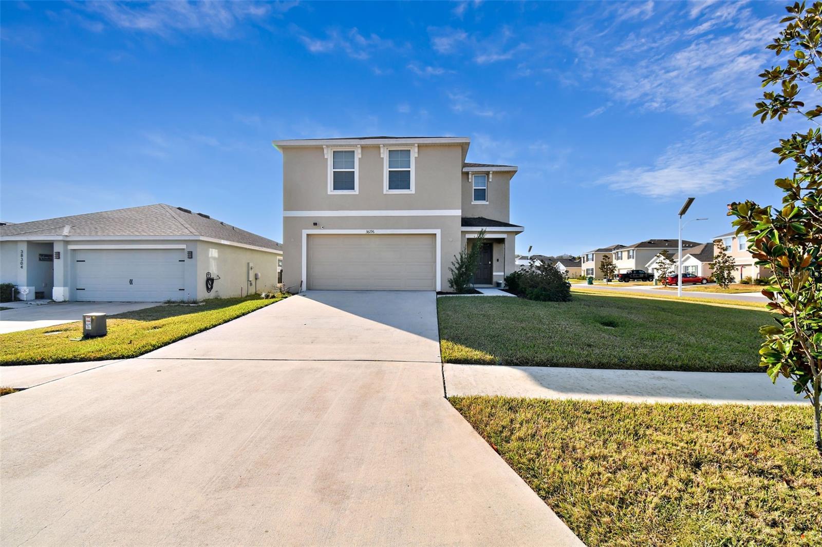 Listing photo id 3 for 38296 Sonnet Landing Avenue