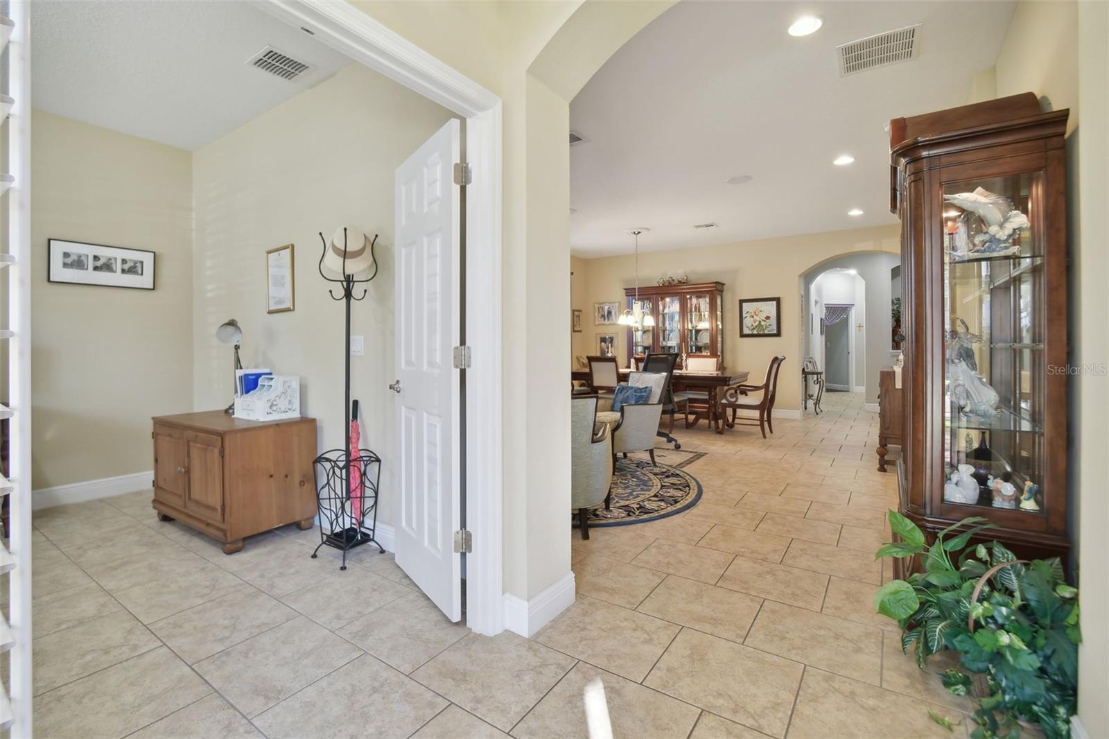 Listing photo id 11 for 1116 Hillandale Reserve Drive