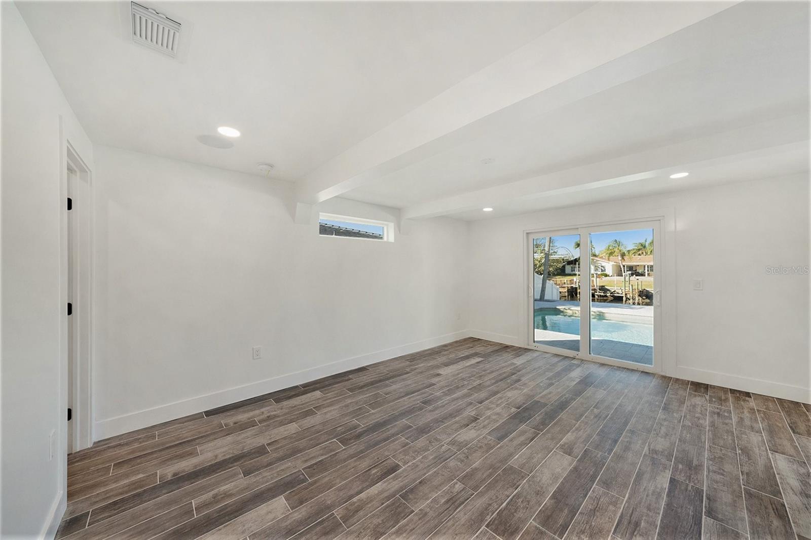 Listing photo id 10 for 3946 Doral Drive