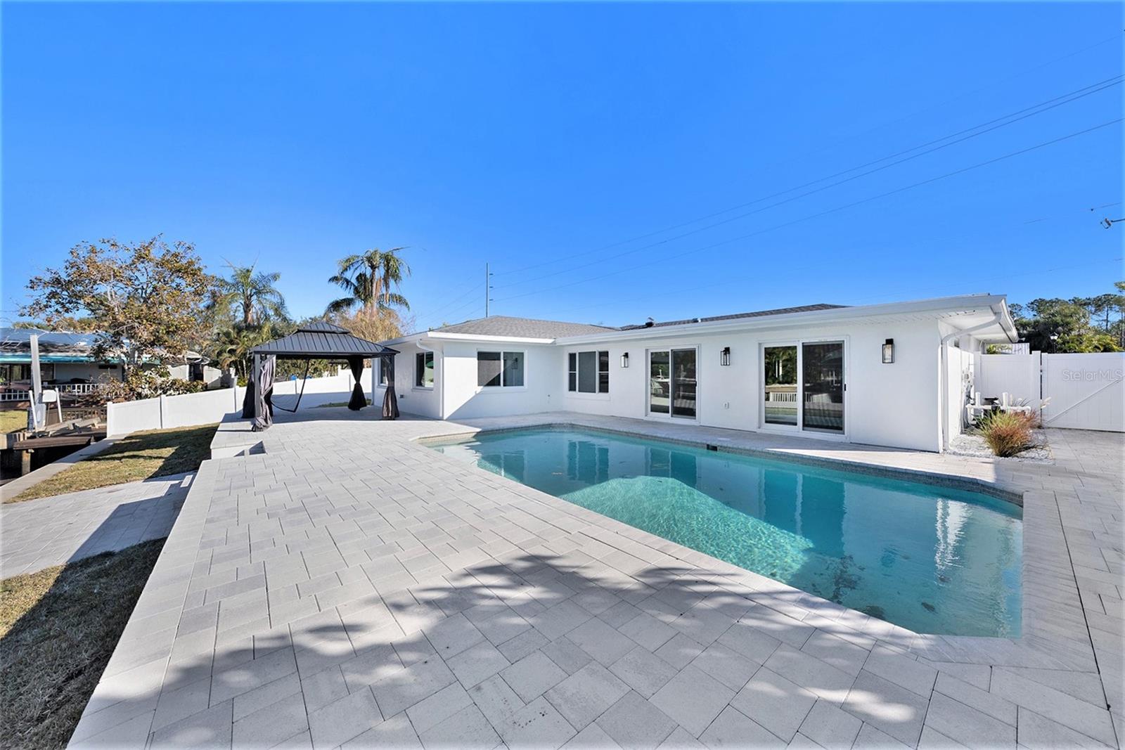 Listing photo id 14 for 3946 Doral Drive