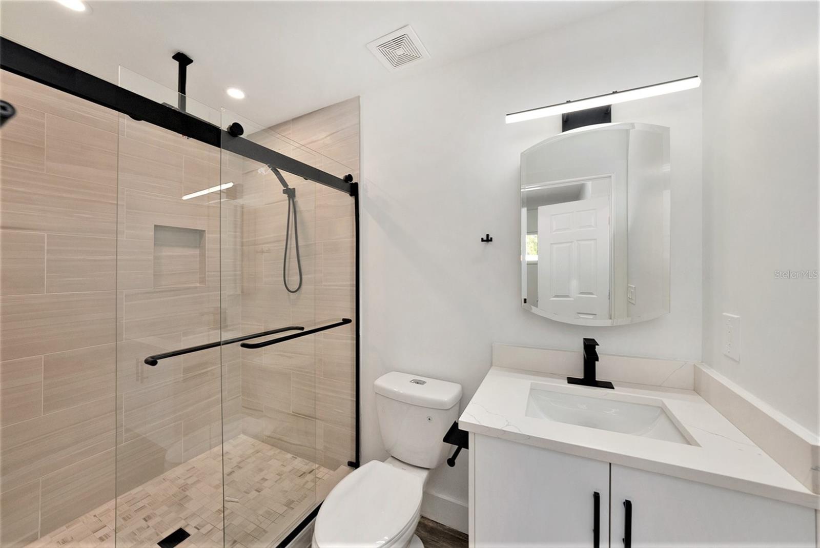 Listing photo id 20 for 3946 Doral Drive