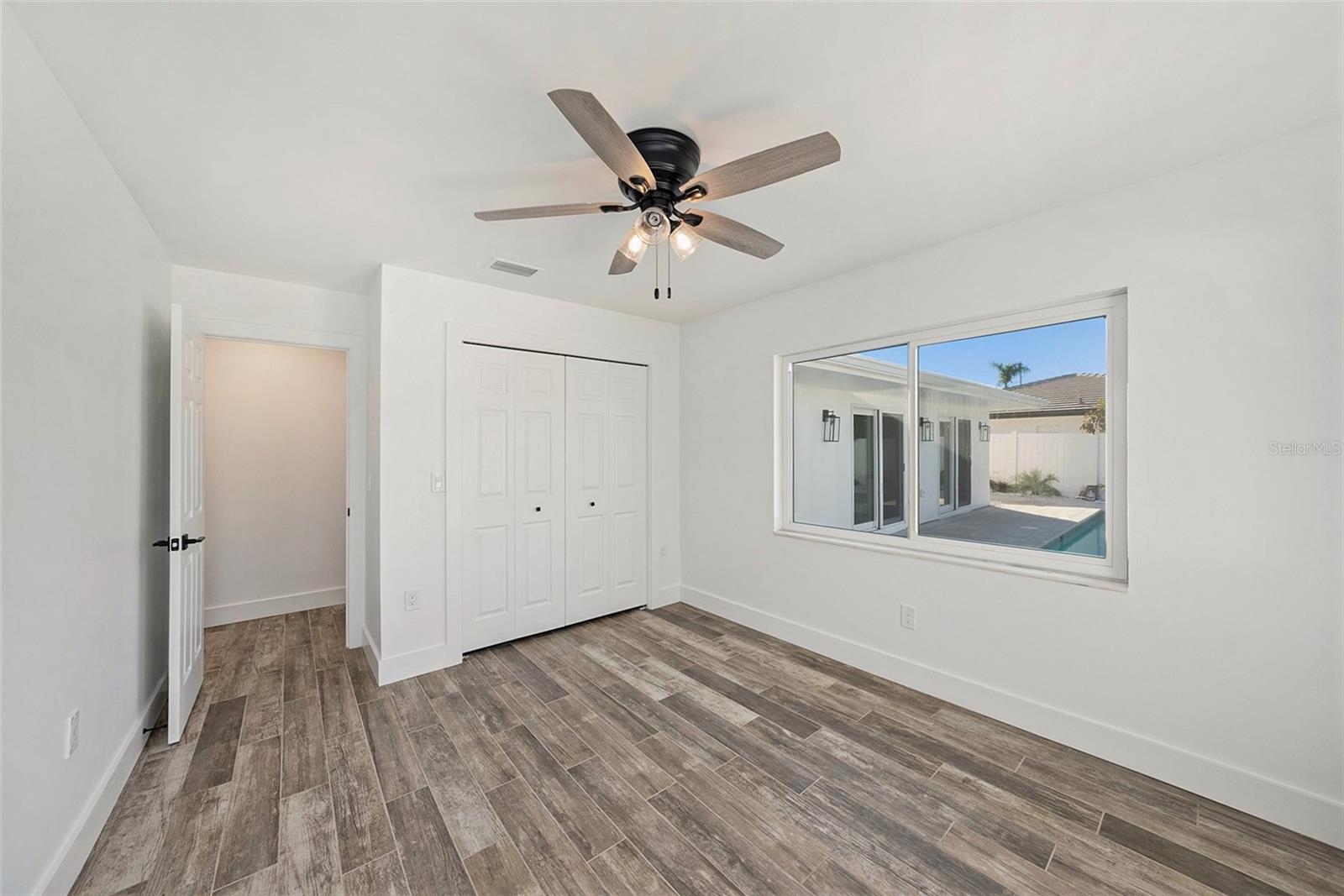 Listing photo id 23 for 3946 Doral Drive