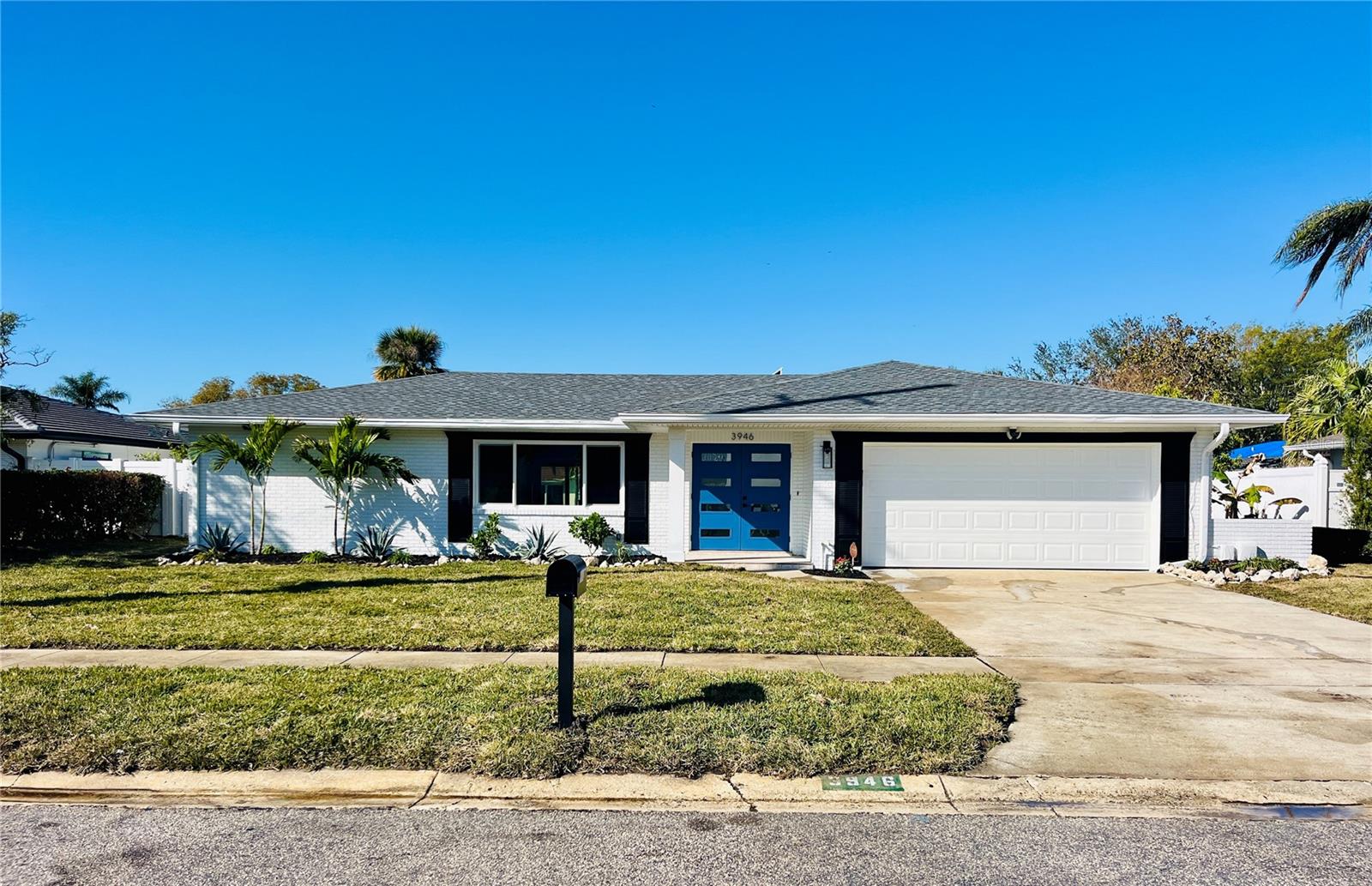 Listing photo id 2 for 3946 Doral Drive