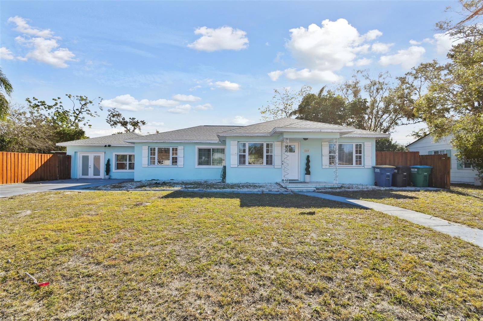 Listing photo id 3 for 1245 Palm Street