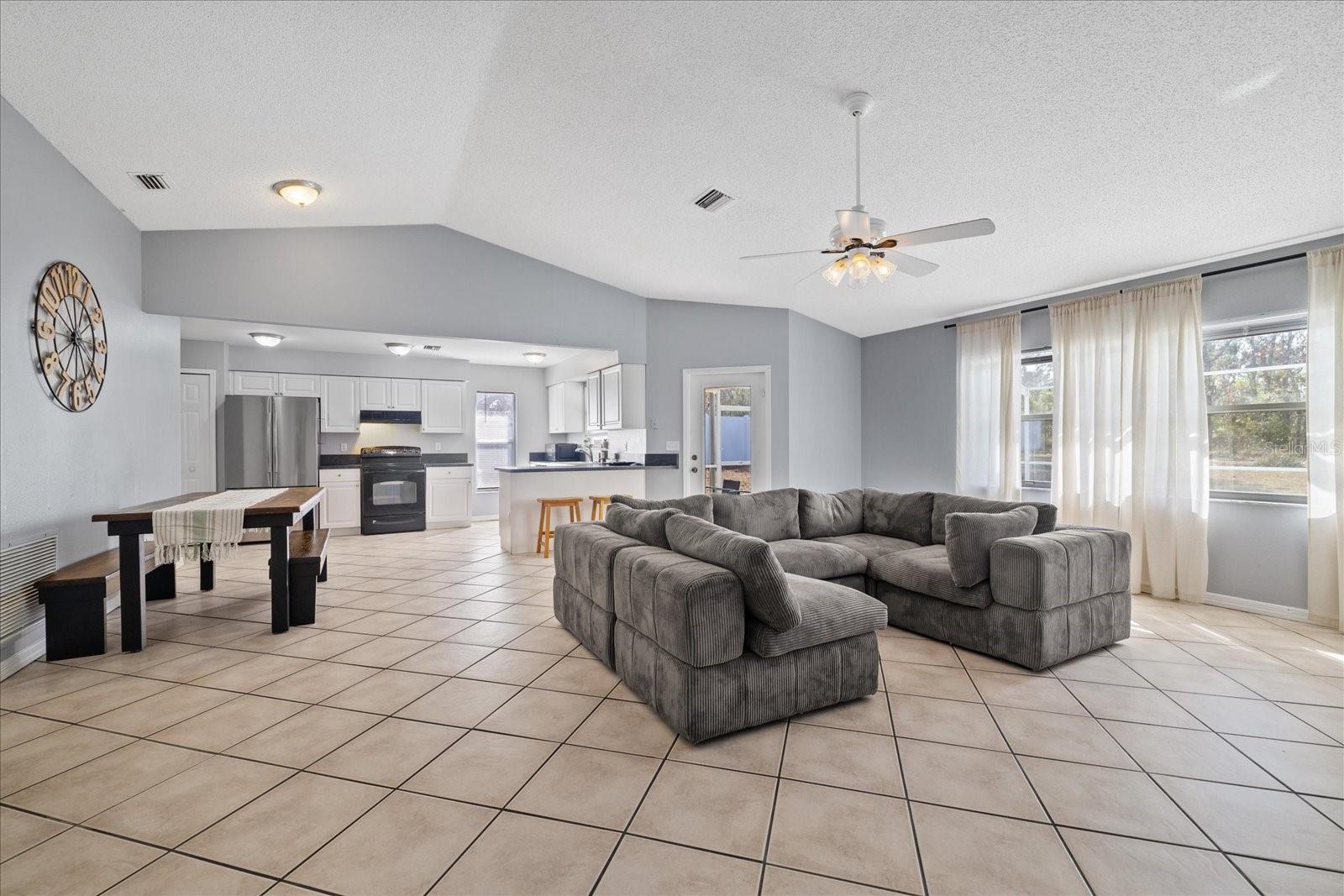 Listing photo id 4 for 12575 Maleo Rd