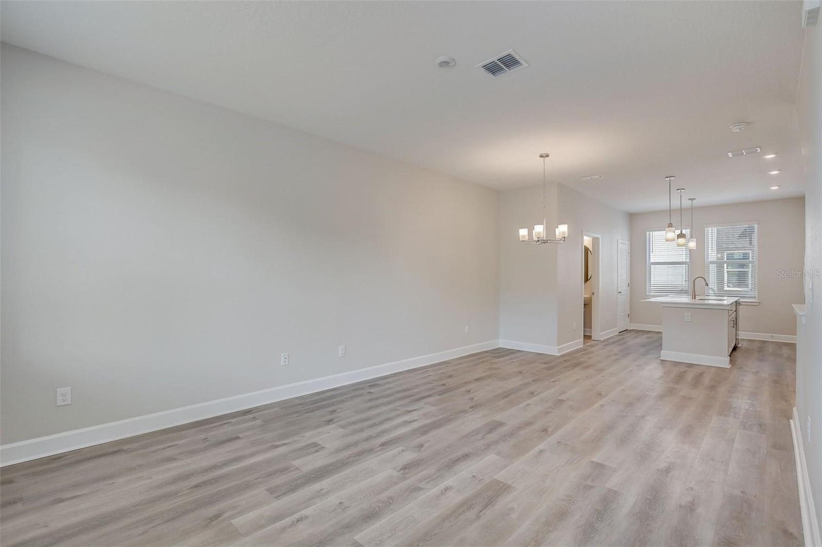 Listing photo id 8 for 1315 Himes Avenue 13