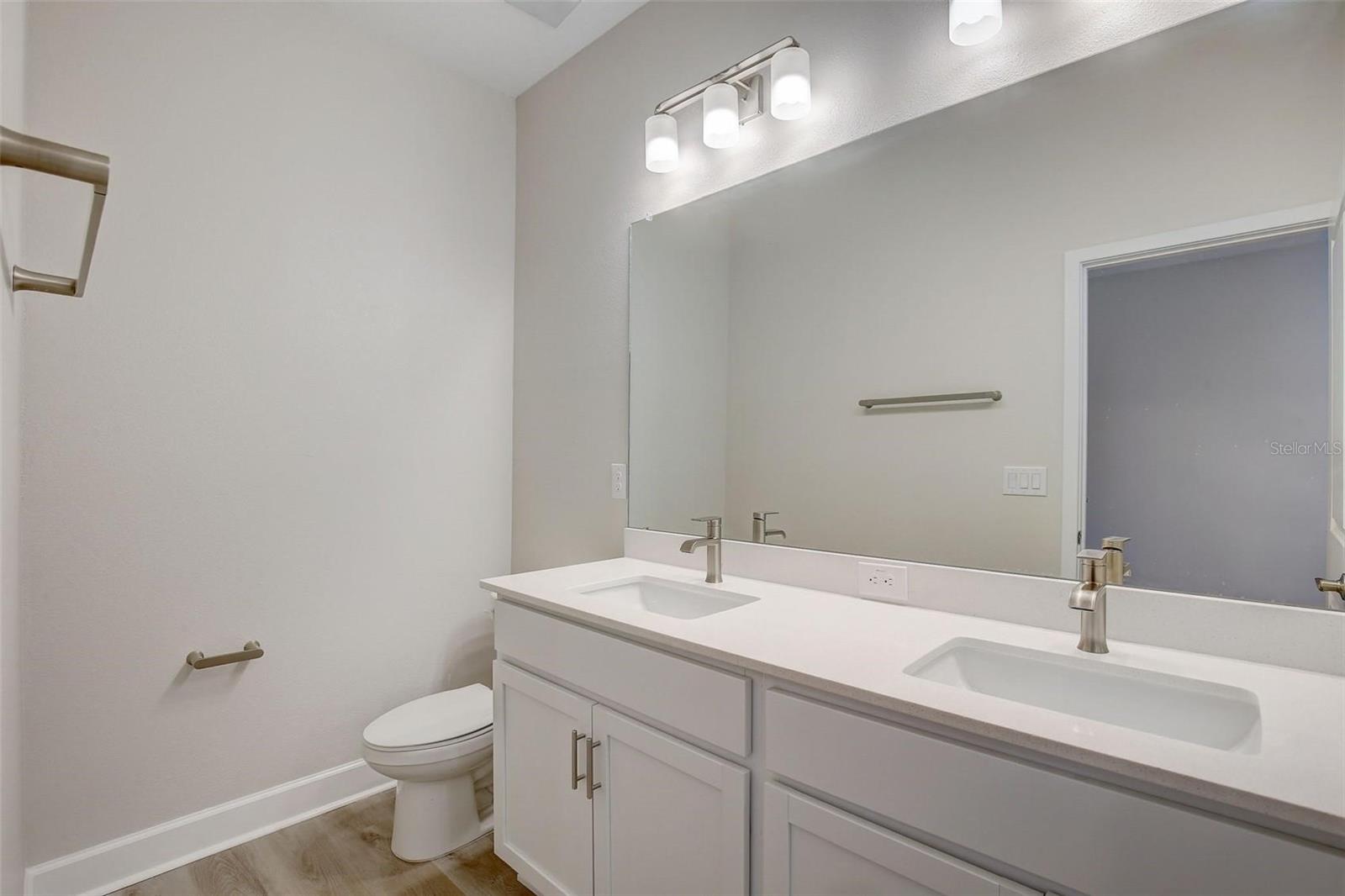 Listing photo id 19 for 1315 Himes Avenue 13